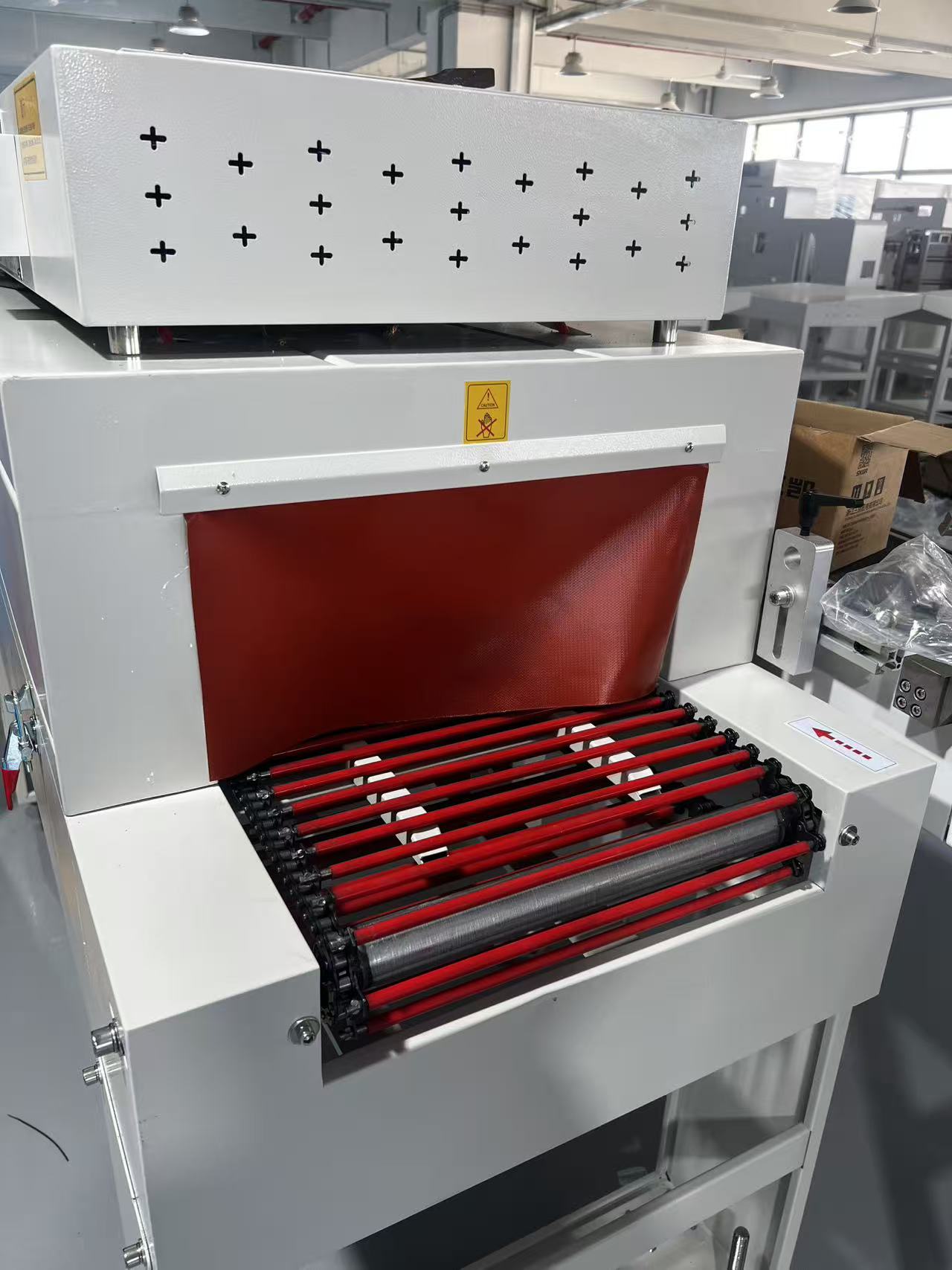 SD-4020 shrink tunnel infeed with roller chain conveyor and heat-resistant curtain